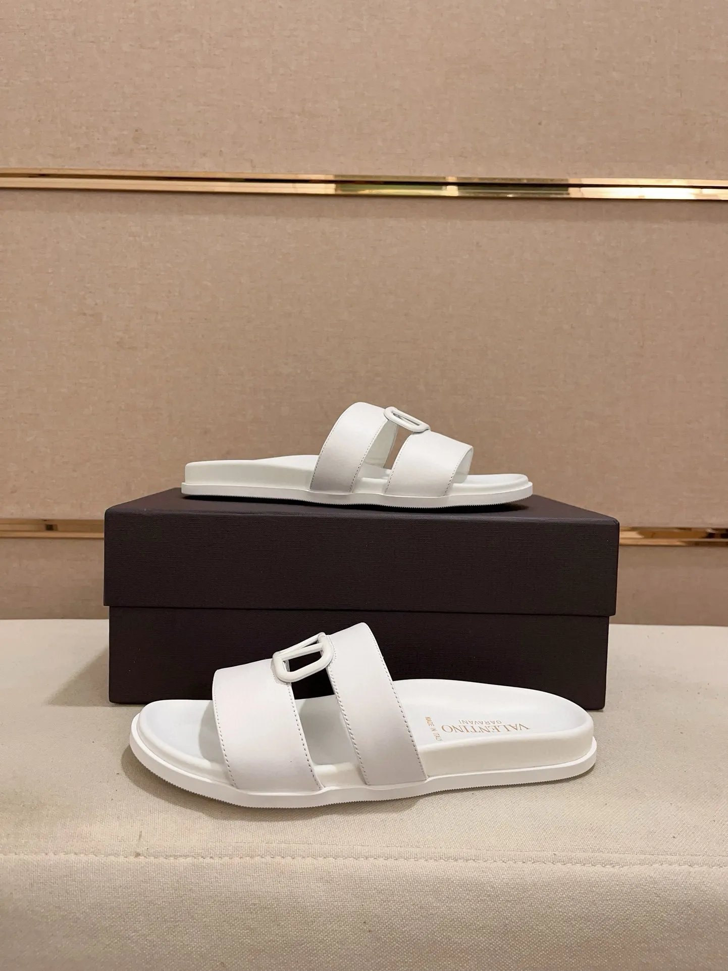 Men's shoes💰: 440💰[Valentino] New men's boutique slippers, counter quality, classic plaid, the actual workmanship is quite complex🔰The uppers are made of imported fabrics➕🐑Sheepskin lining, which tests the craftsman's craftsmanship➕original PU outsole. Size: 38-44 (45 can be customized, non-refundable)